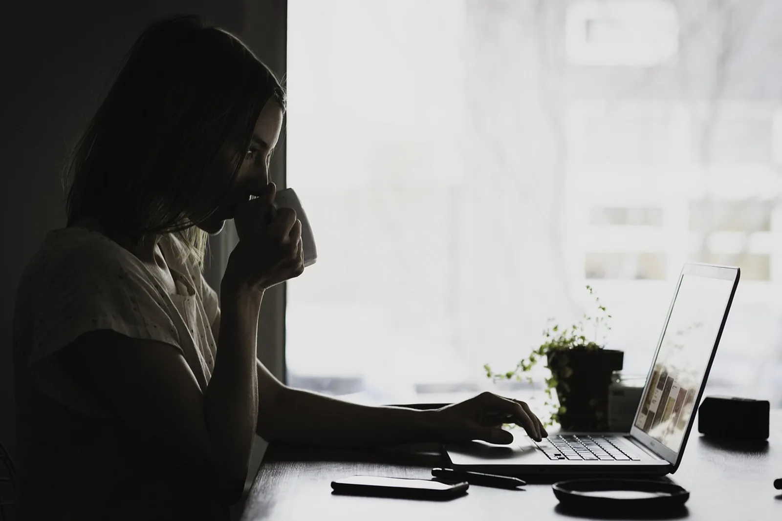 10 second rule procrastination: woman at her desk in morning light, just about to take the first step