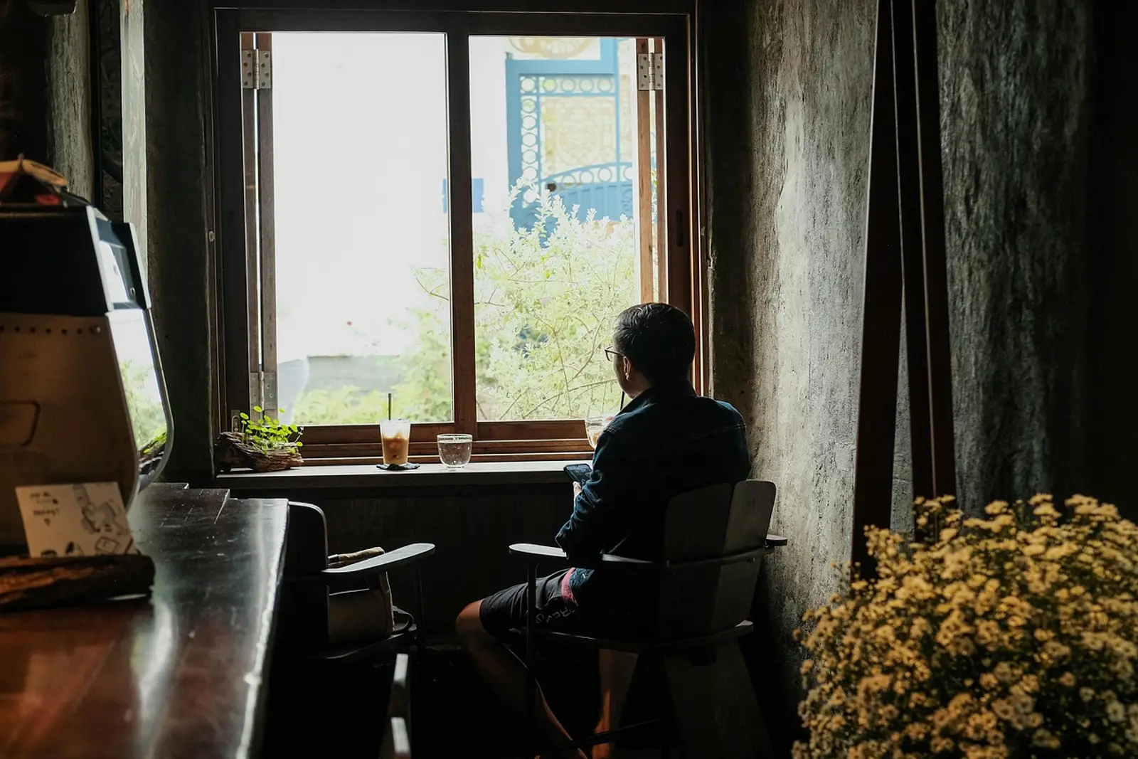 Unternehmer sitzt morgens ruhig auf der Bettkante – Resilienz für Unternehmer beginnt mit bewusster Erholung