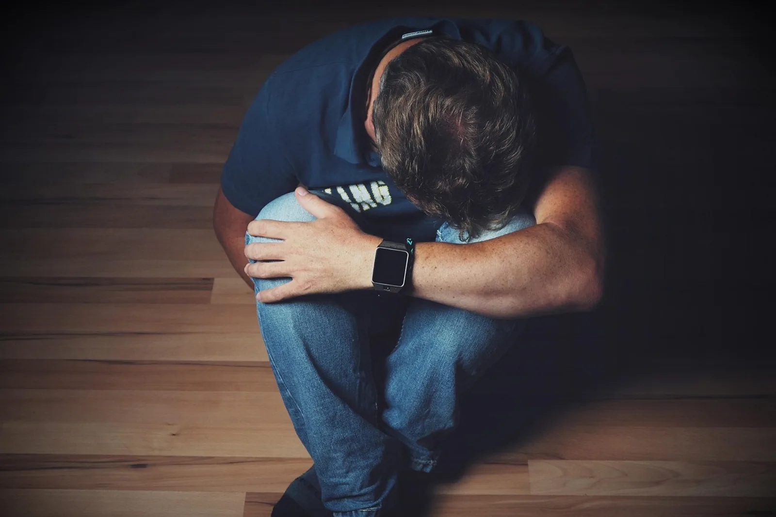 Man sitting on the floor with a blanket next to the radiator, looking down: spotting why self hypnosis is not working