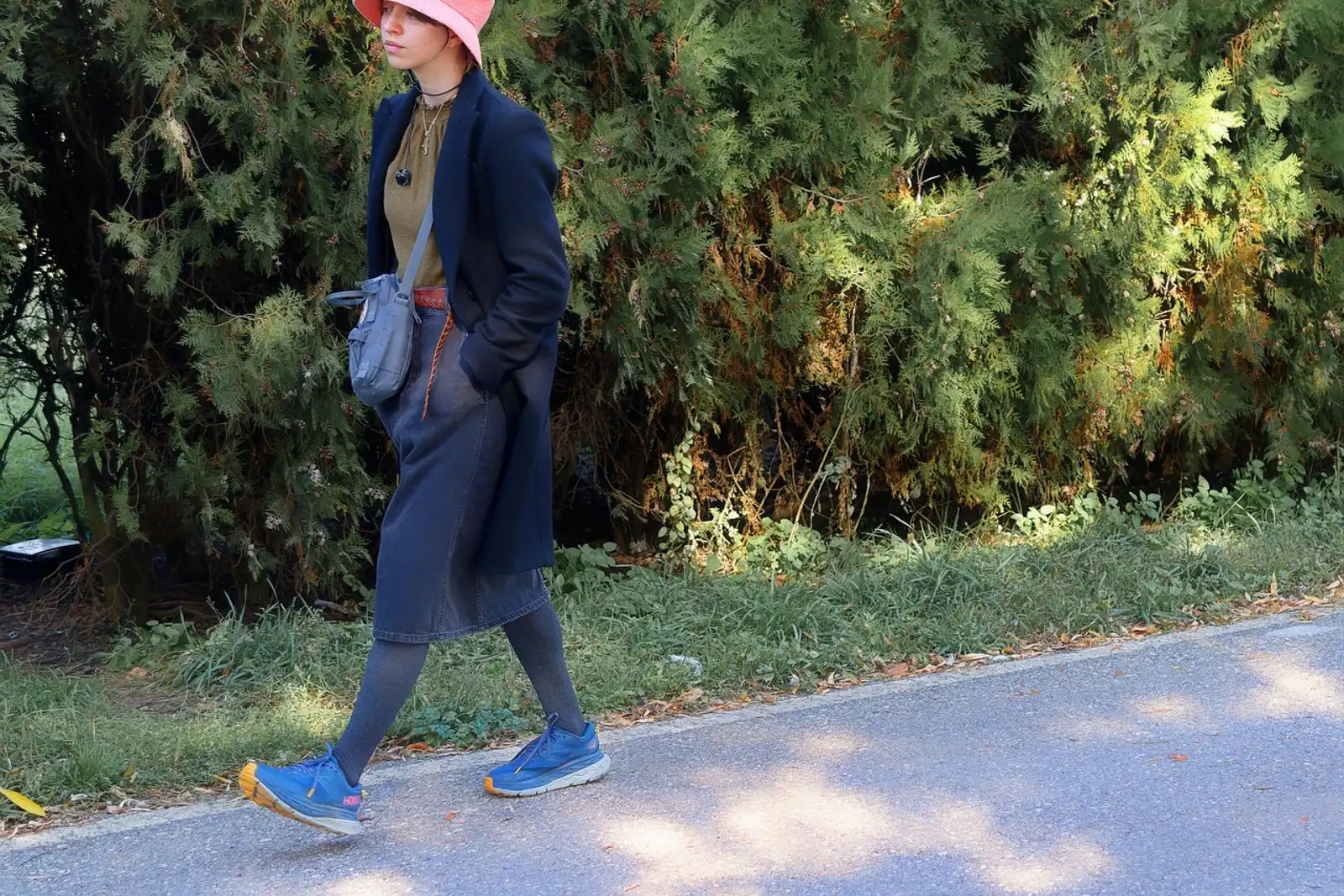 Woman walking briskly through a park in the morning: regular movement helps the body reduce stress hormones